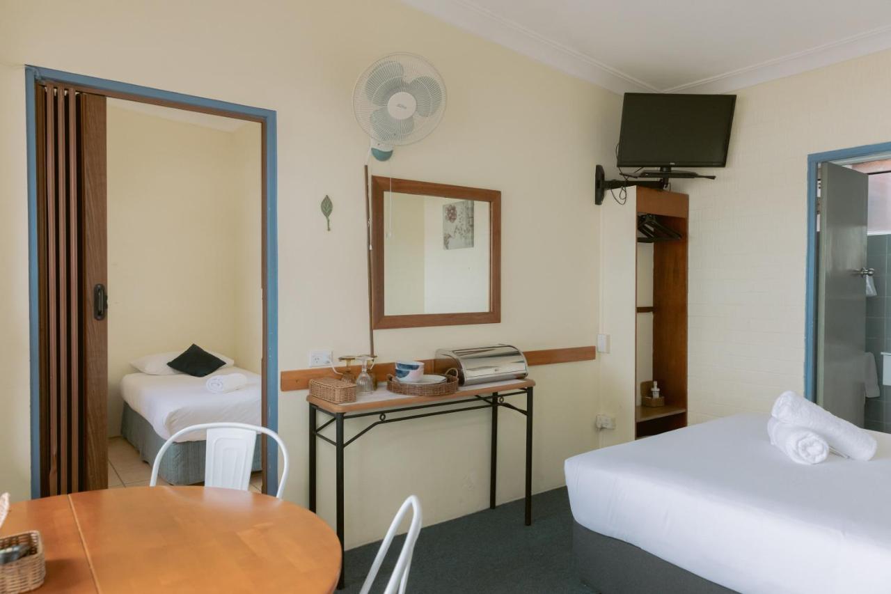 Black Swan Waterfront Motel (Adults Only) Swansea Exterior photo