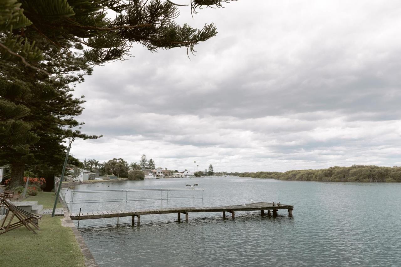 Black Swan Waterfront Motel (Adults Only) Swansea Exterior photo