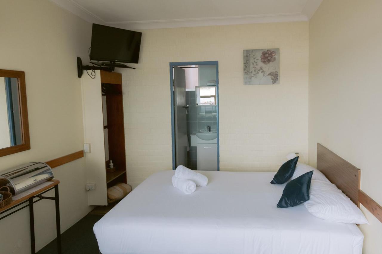 Black Swan Waterfront Motel (Adults Only) Swansea Exterior photo
