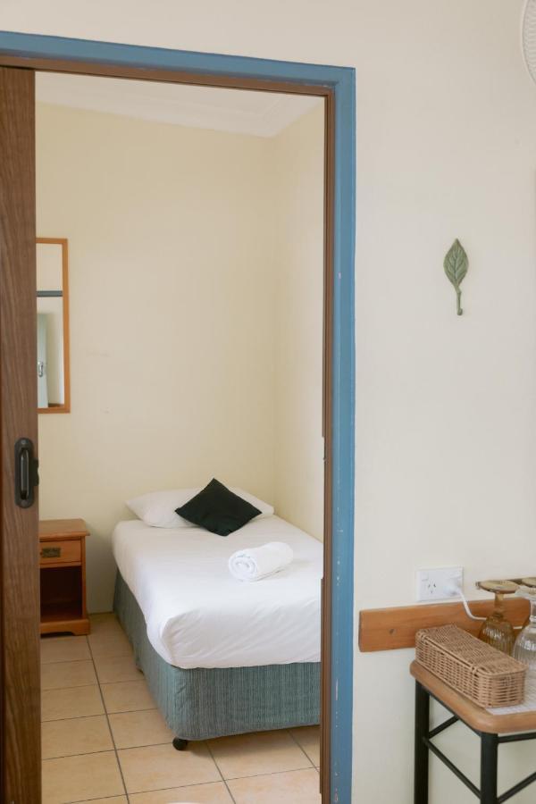 Black Swan Waterfront Motel (Adults Only) Swansea Exterior photo