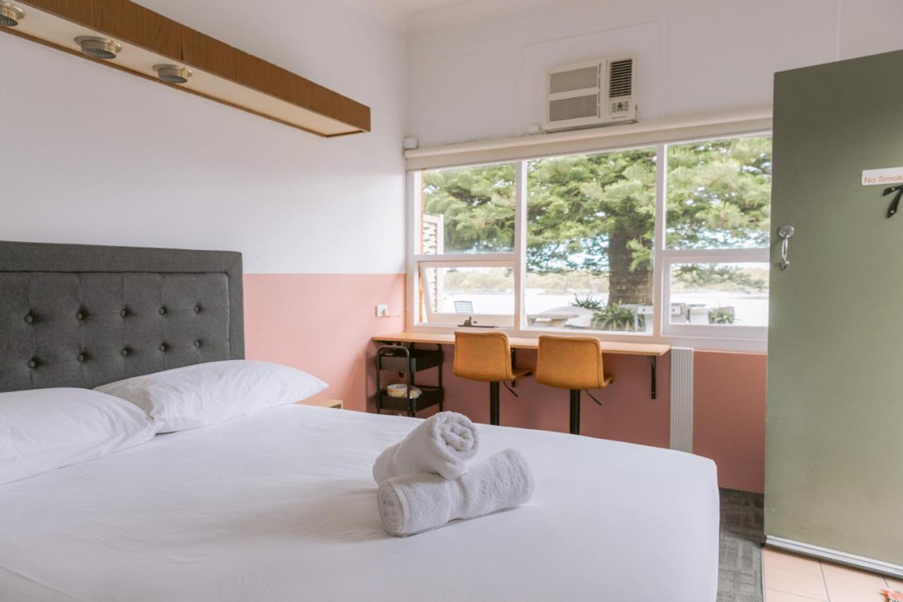 Black Swan Waterfront Motel (Adults Only) Swansea Exterior photo