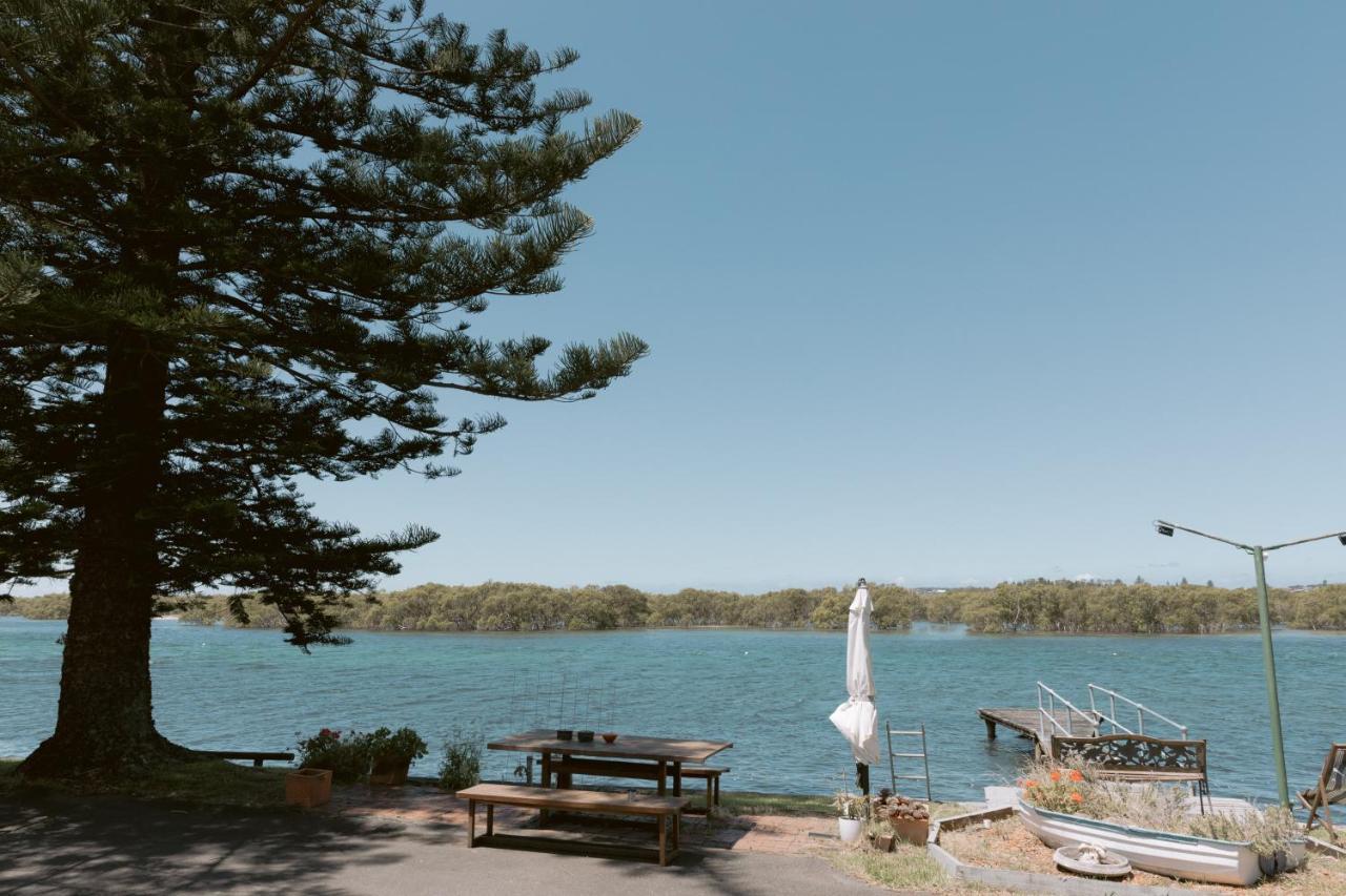 Black Swan Waterfront Motel (Adults Only) Swansea Exterior photo
