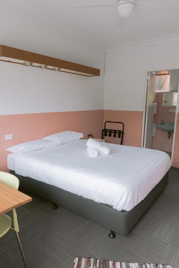 Black Swan Waterfront Motel (Adults Only) Swansea Exterior photo