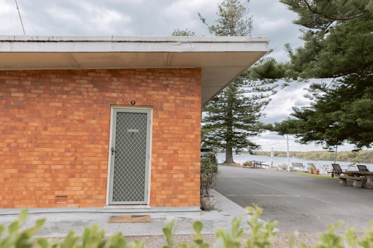 Black Swan Waterfront Motel (Adults Only) Swansea Exterior photo