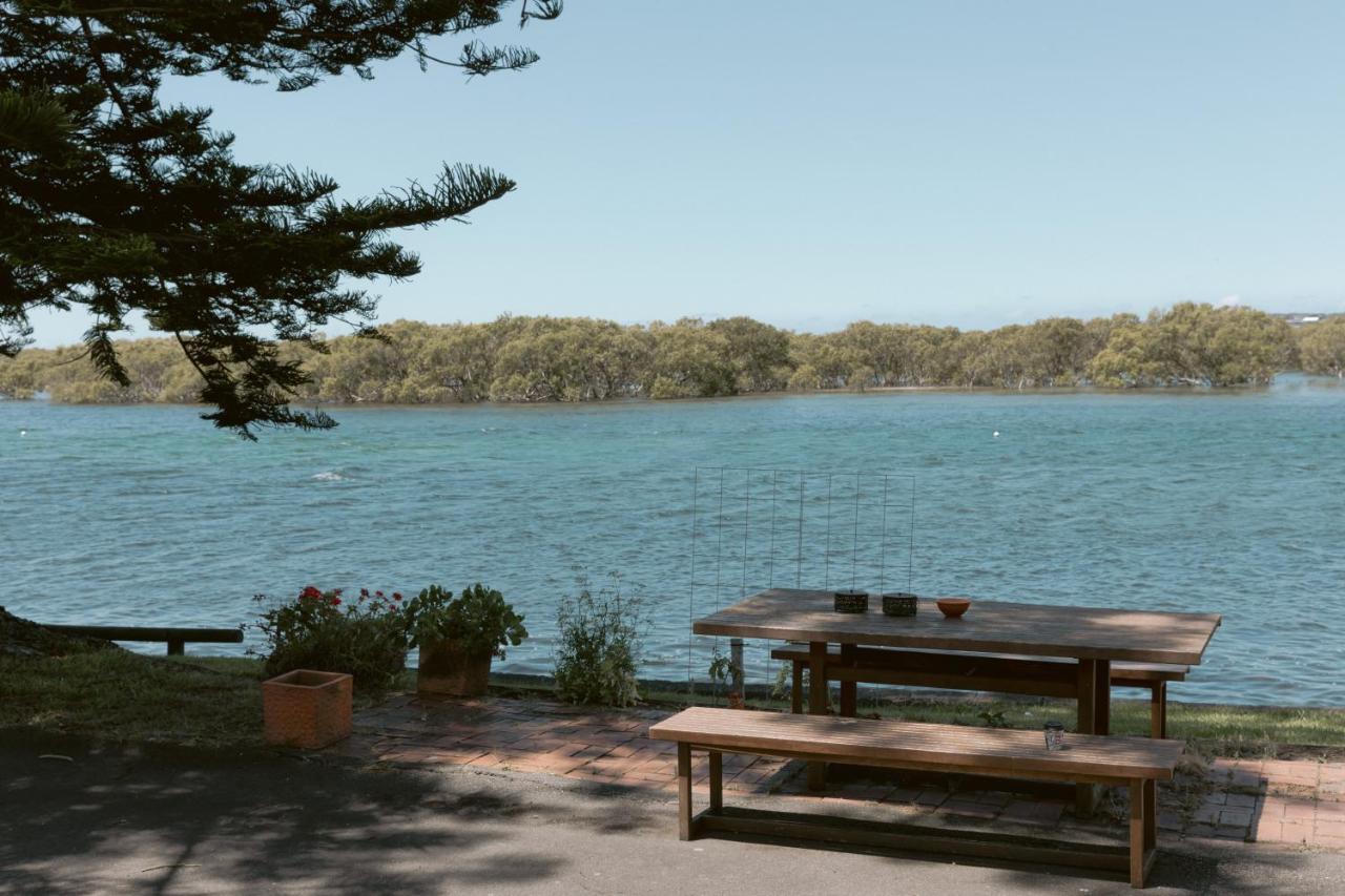 Black Swan Waterfront Motel (Adults Only) Swansea Exterior photo