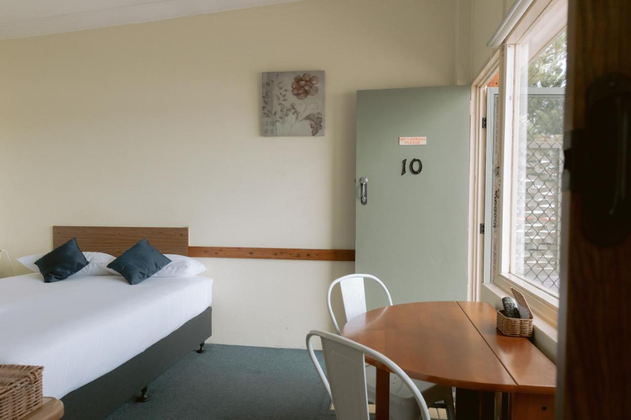 Black Swan Waterfront Motel (Adults Only) Swansea Exterior photo