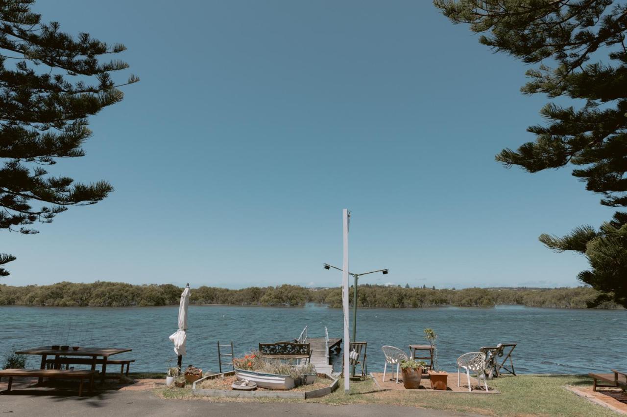 Black Swan Waterfront Motel (Adults Only) Swansea Exterior photo
