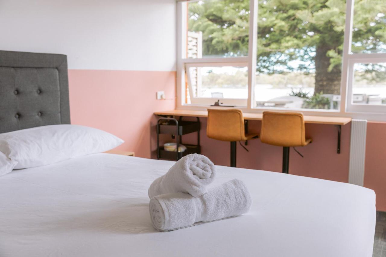 Black Swan Waterfront Motel (Adults Only) Swansea Exterior photo