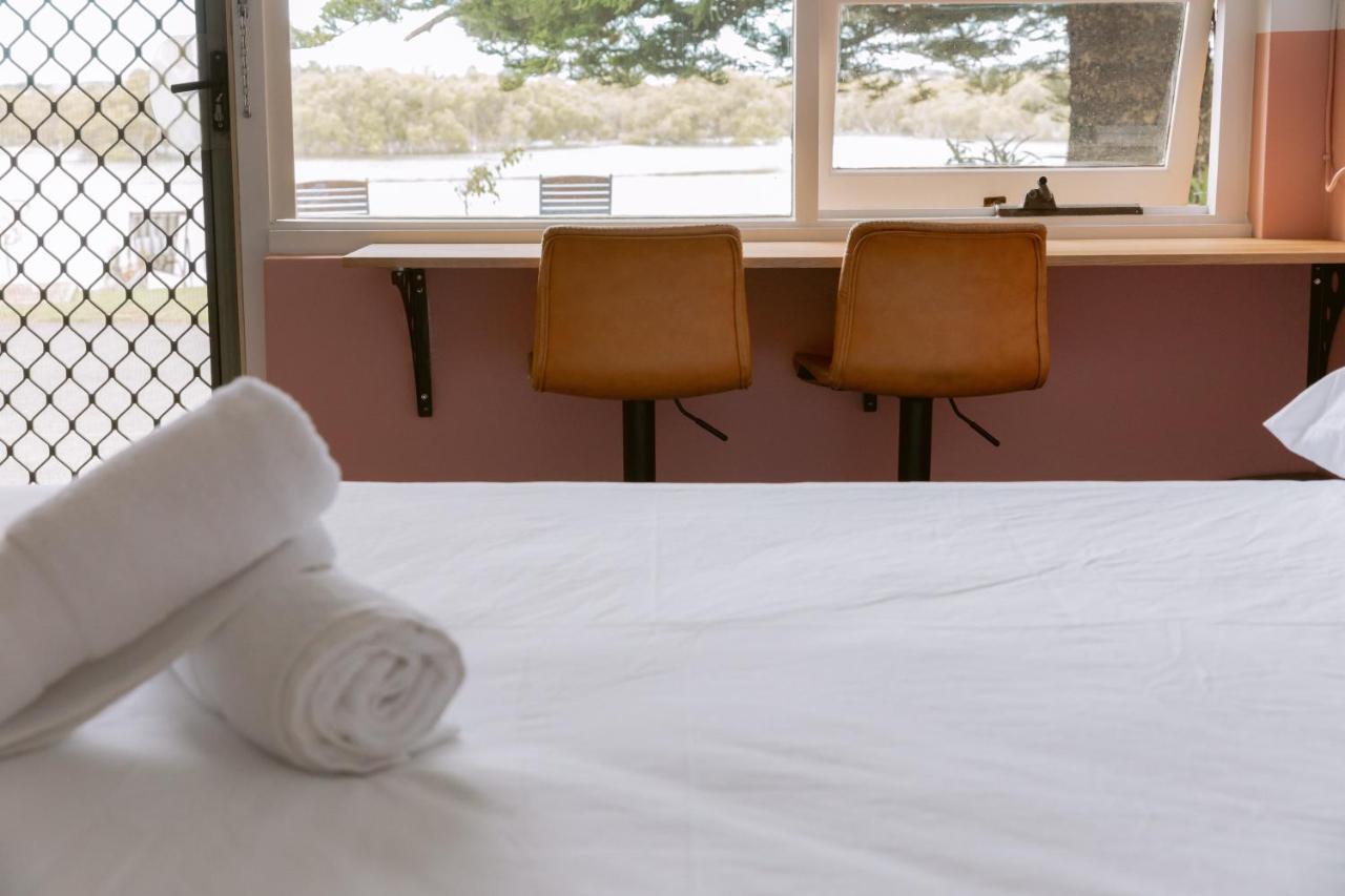 Black Swan Waterfront Motel (Adults Only) Swansea Exterior photo