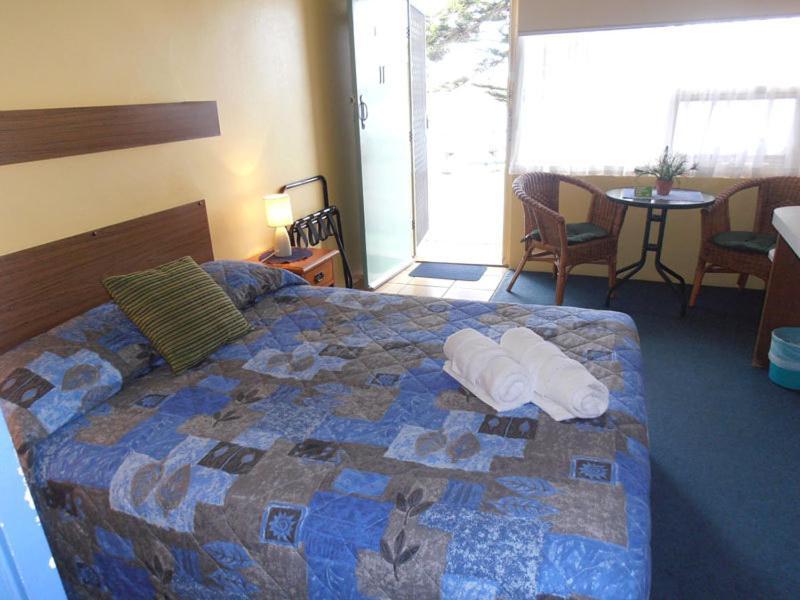 Black Swan Waterfront Motel (Adults Only) Swansea Exterior photo
