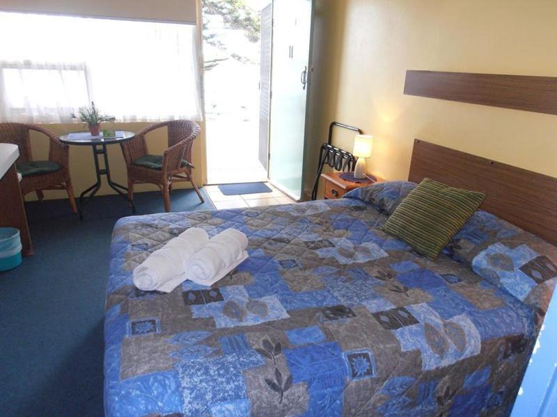 Black Swan Waterfront Motel (Adults Only) Swansea Exterior photo