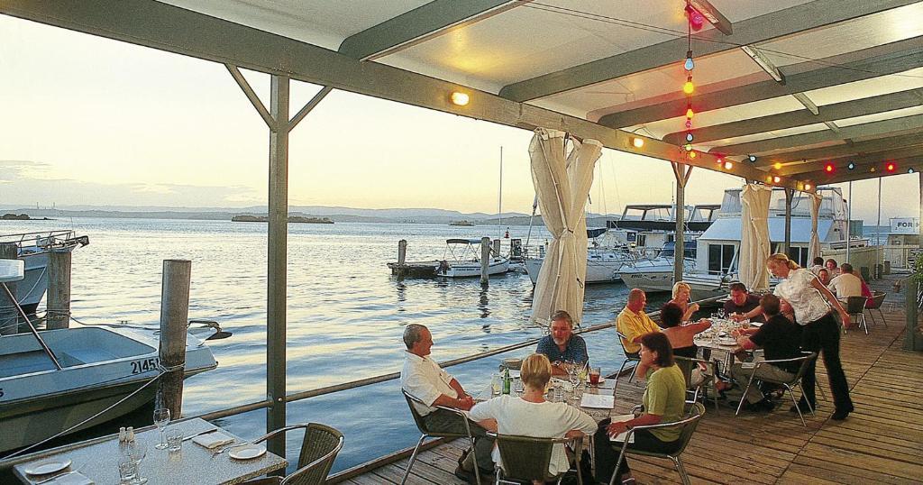 Black Swan Waterfront Motel (Adults Only) Swansea Exterior photo