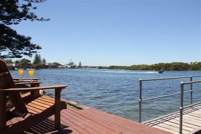 Black Swan Waterfront Motel (Adults Only) Swansea Exterior photo