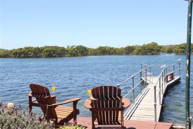 Black Swan Waterfront Motel (Adults Only) Swansea Exterior photo